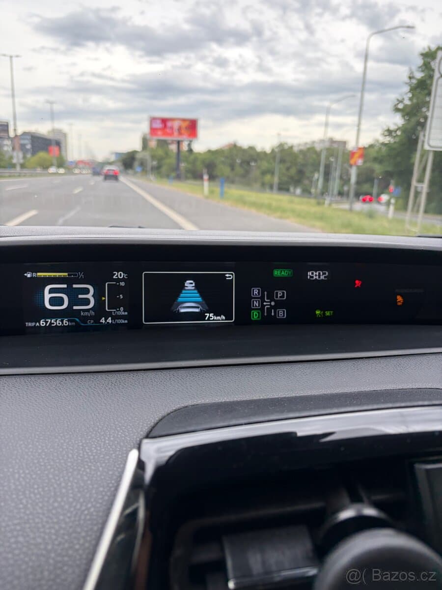 2018 Toyota PRIUS - 11