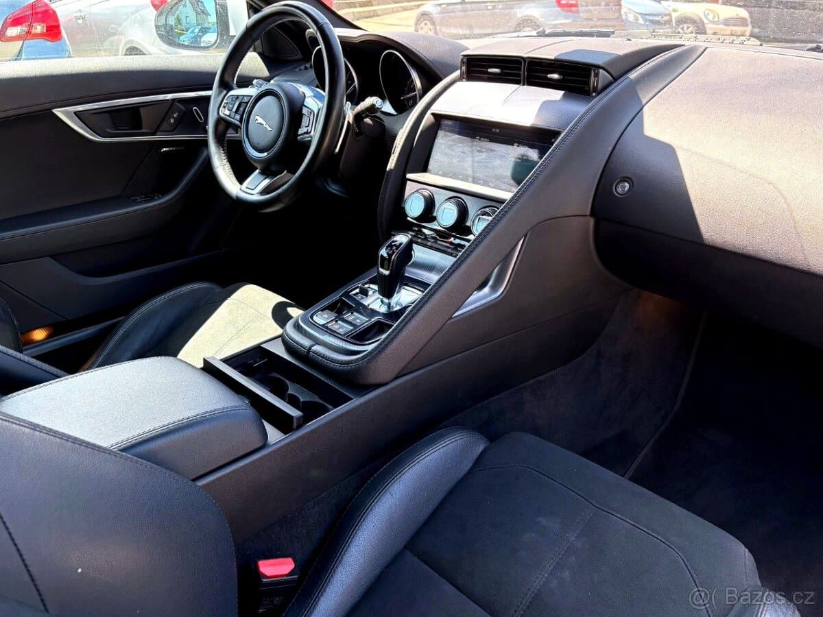 2019 Jaguar F-TYPE - 11
