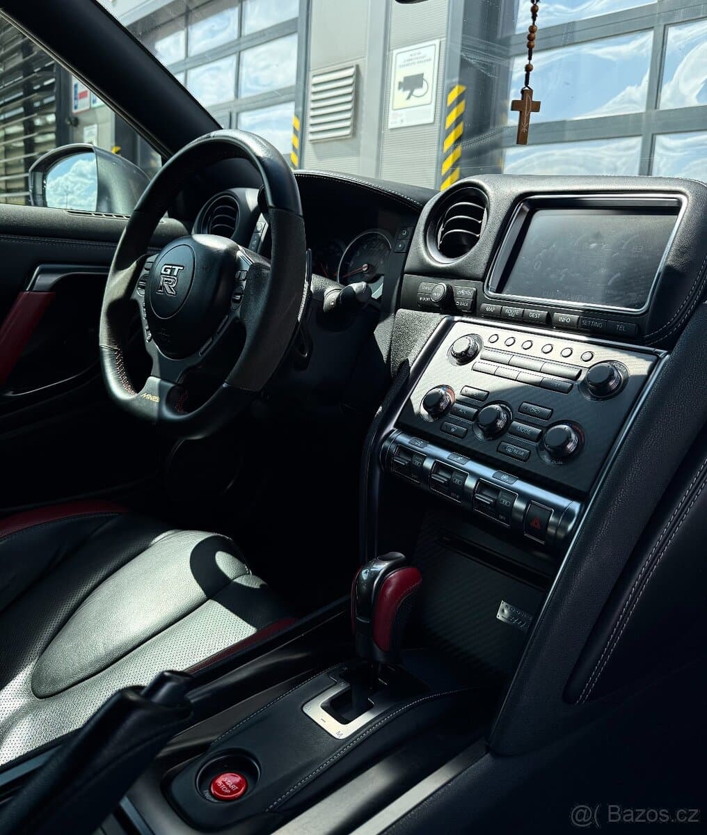 2015 Nissan GT-R - 11