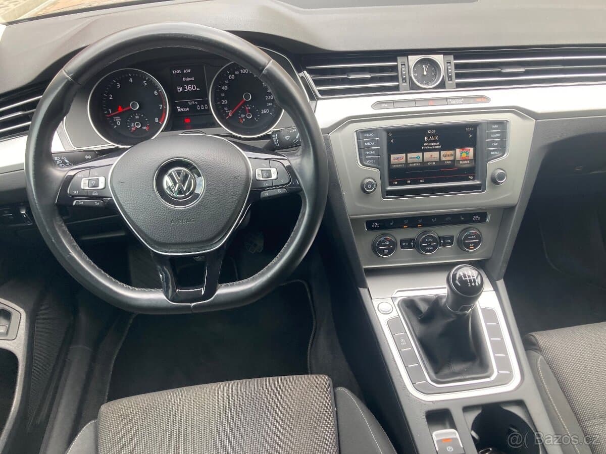 2015 Volkswagen PASSAT - 11