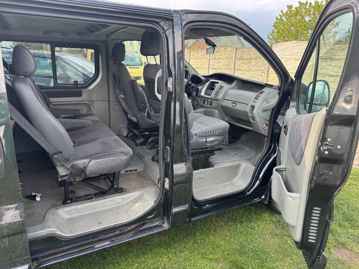 2011 Renault TRAFIC - 11