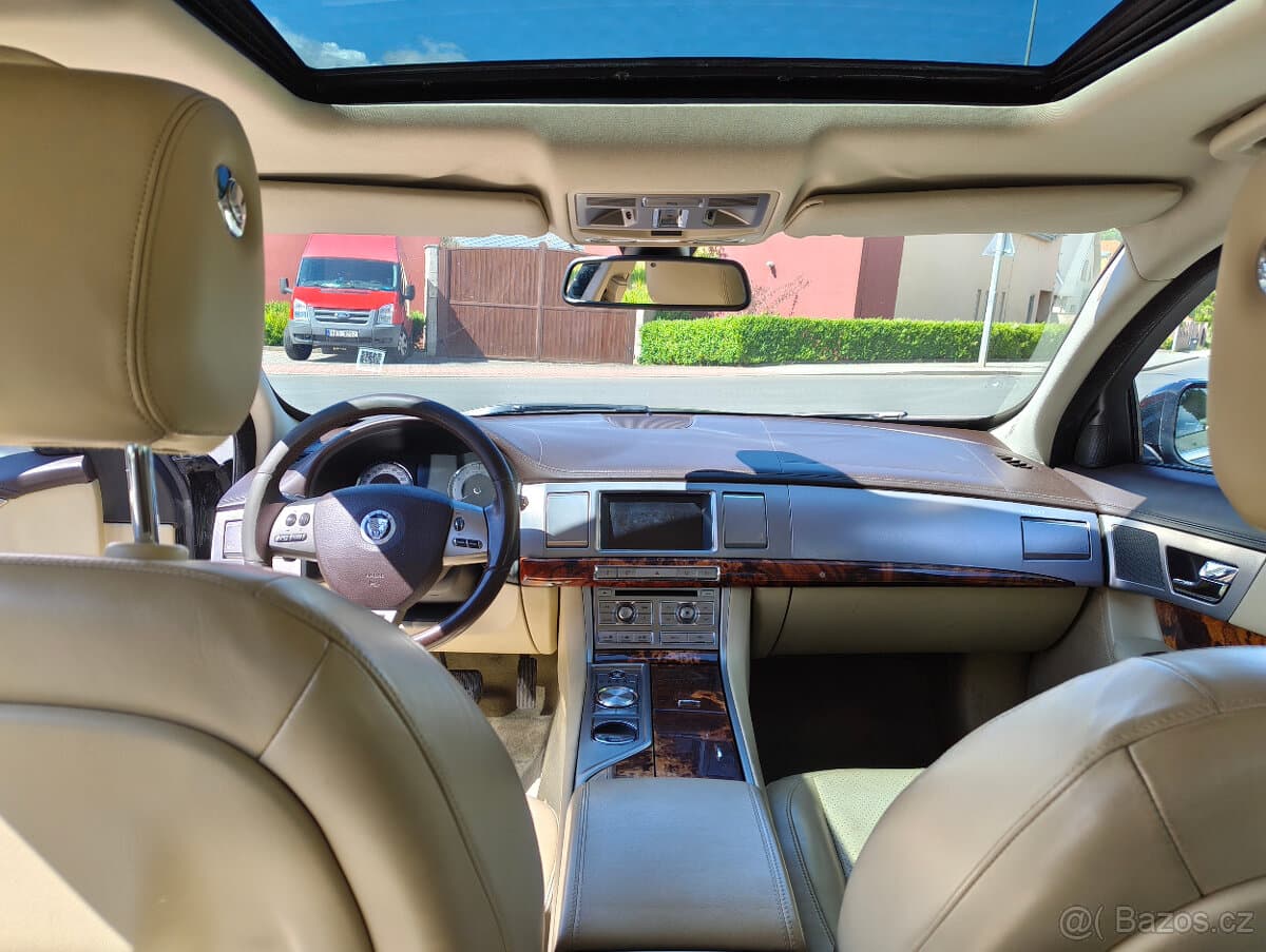 2009 Jaguar XF - 11