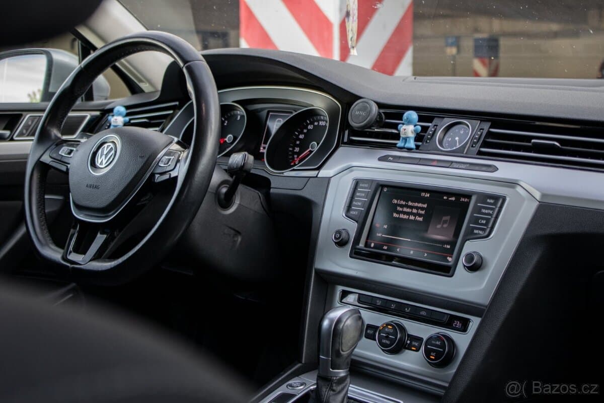 2015 Volkswagen PASSAT - 11