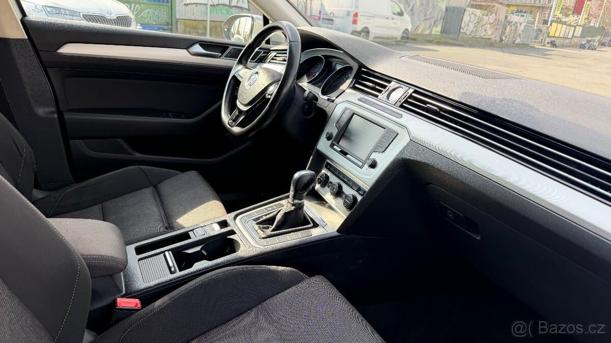 2015 Volkswagen PASSAT - 11