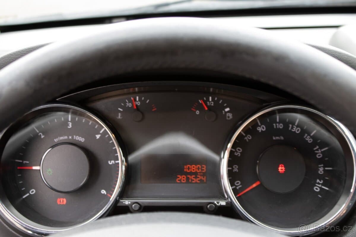 2011 Peugeot 5008 - 11