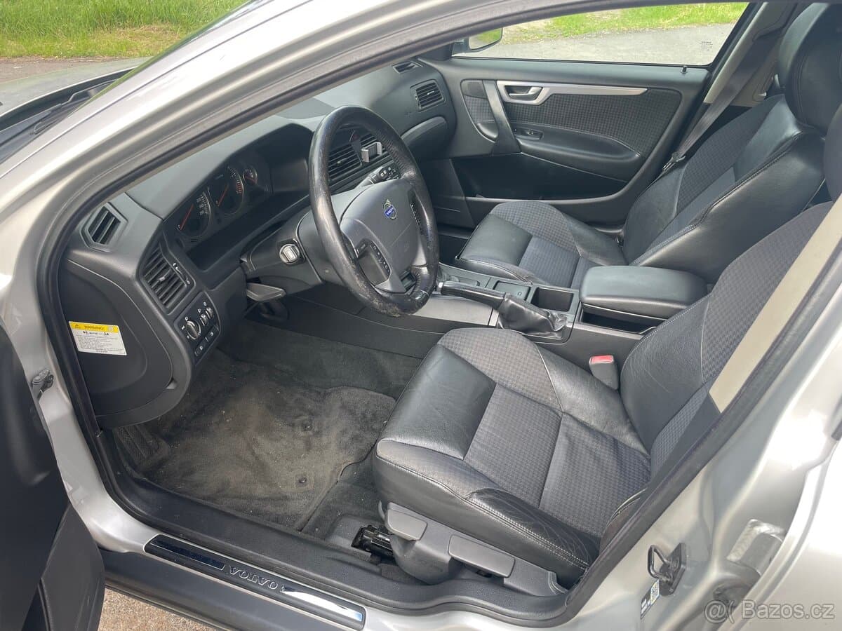 2004 Volvo V70 - 11