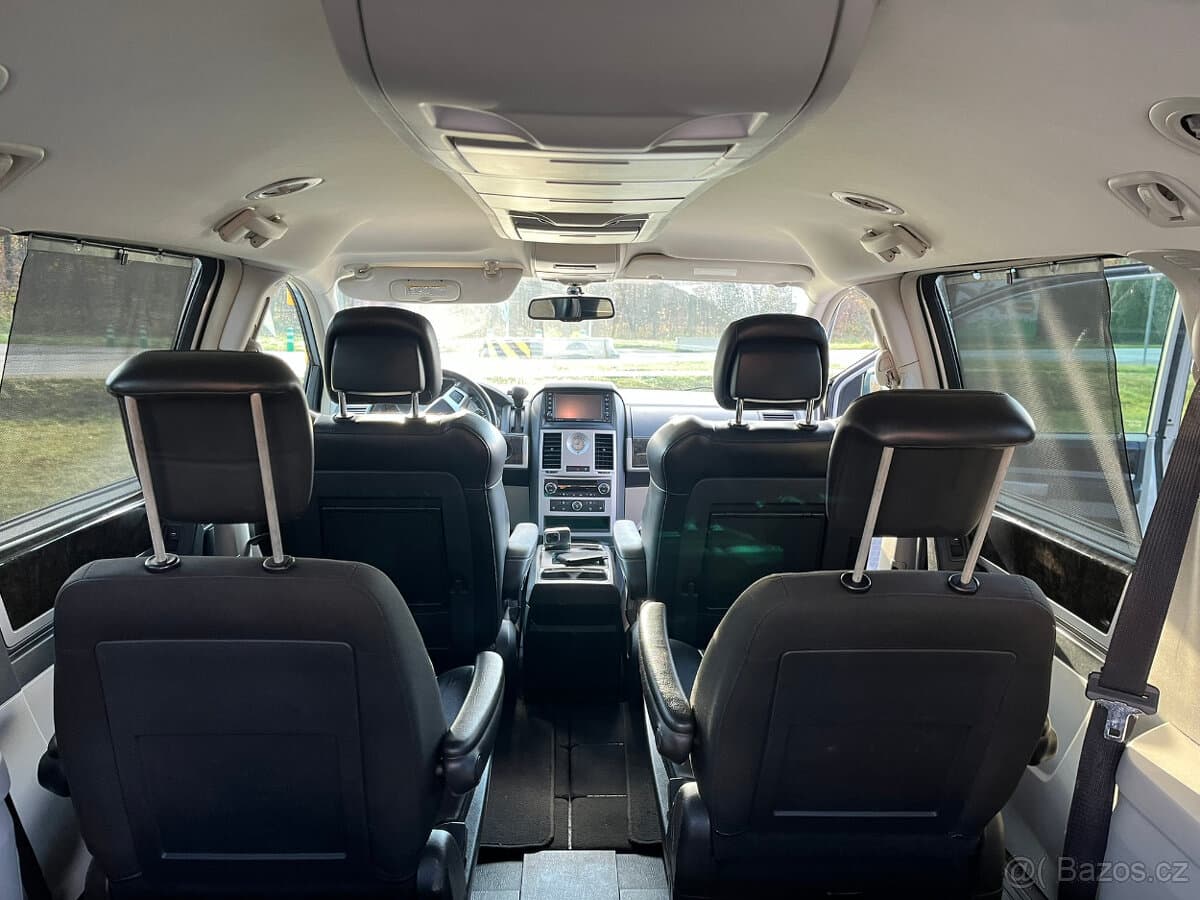 2011 Chrysler VOYAGER - 11