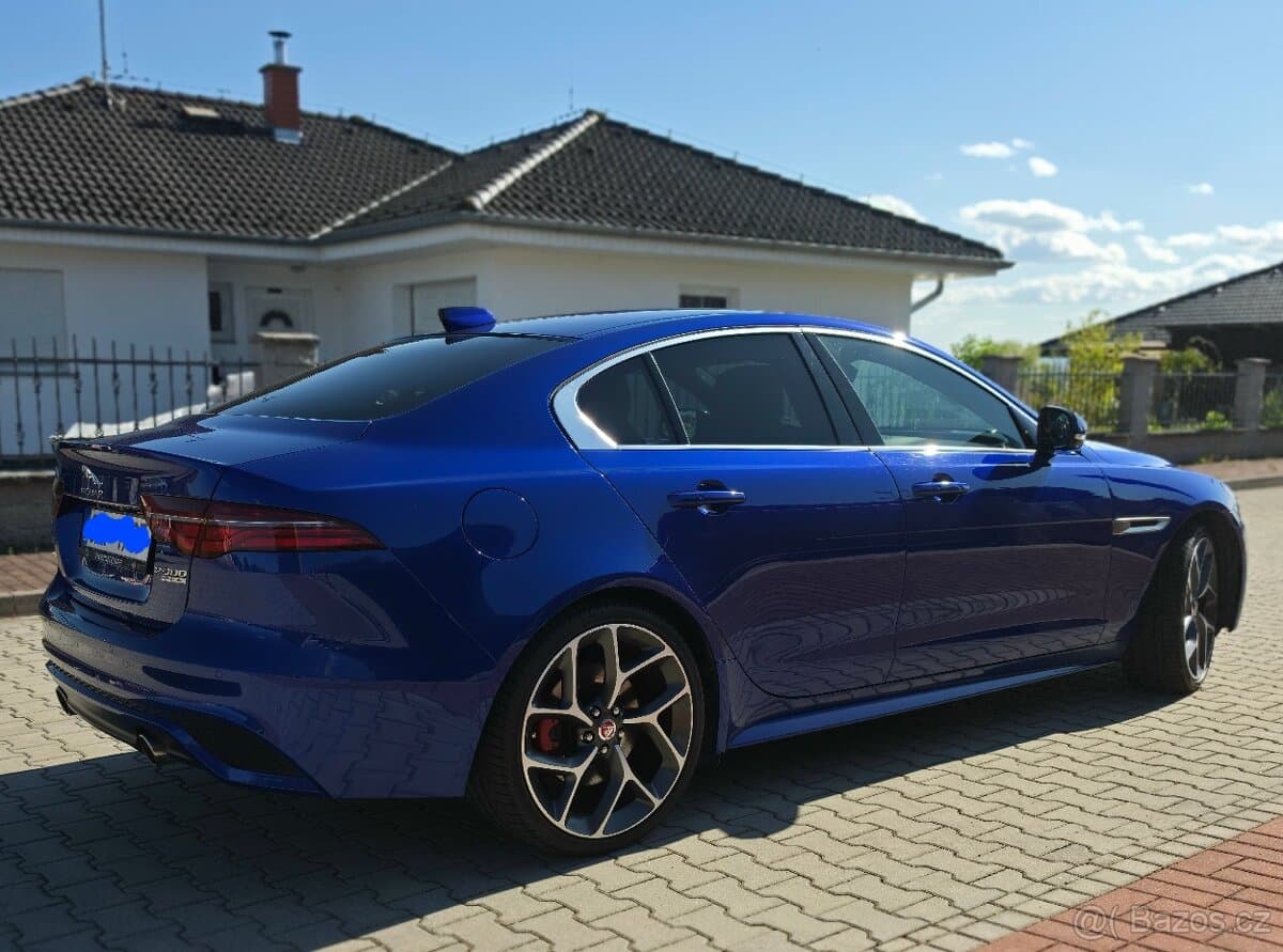 2019 Jaguar XE - 11