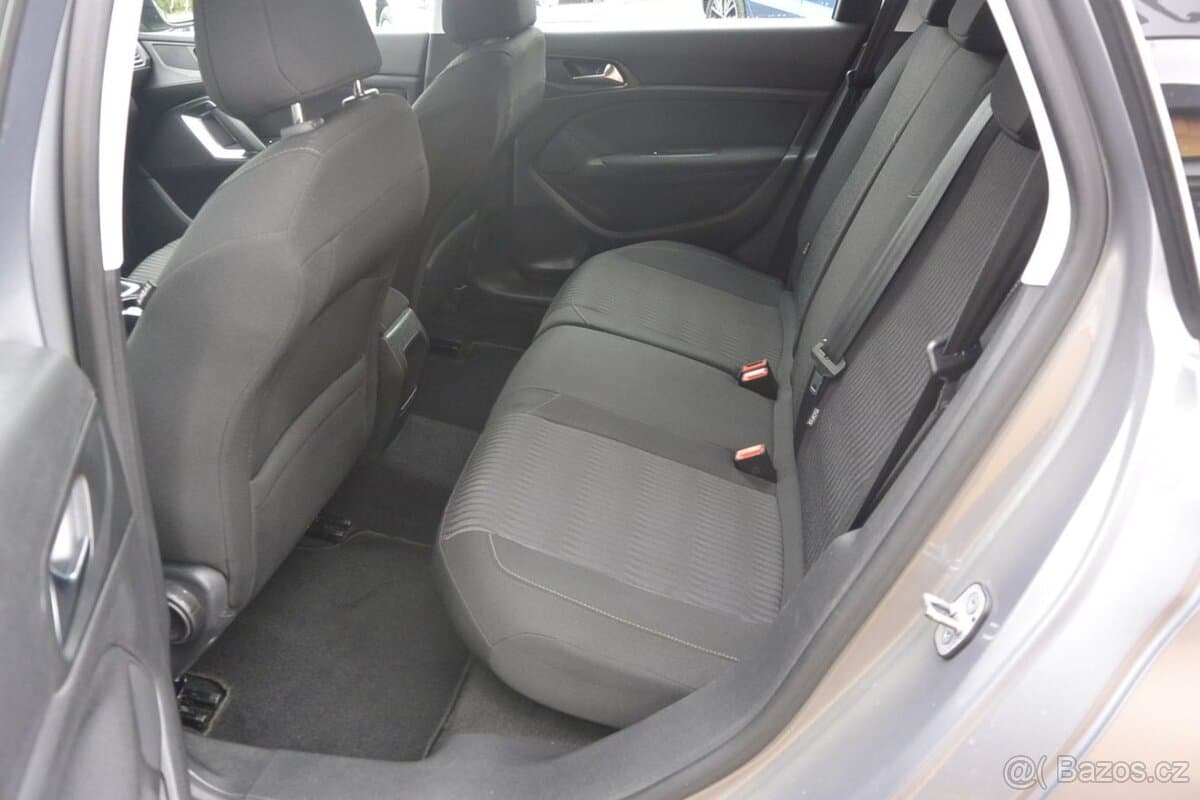 2016 Peugeot 308 - 11