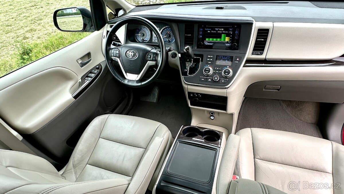 2016 Toyota SIENNA - 11