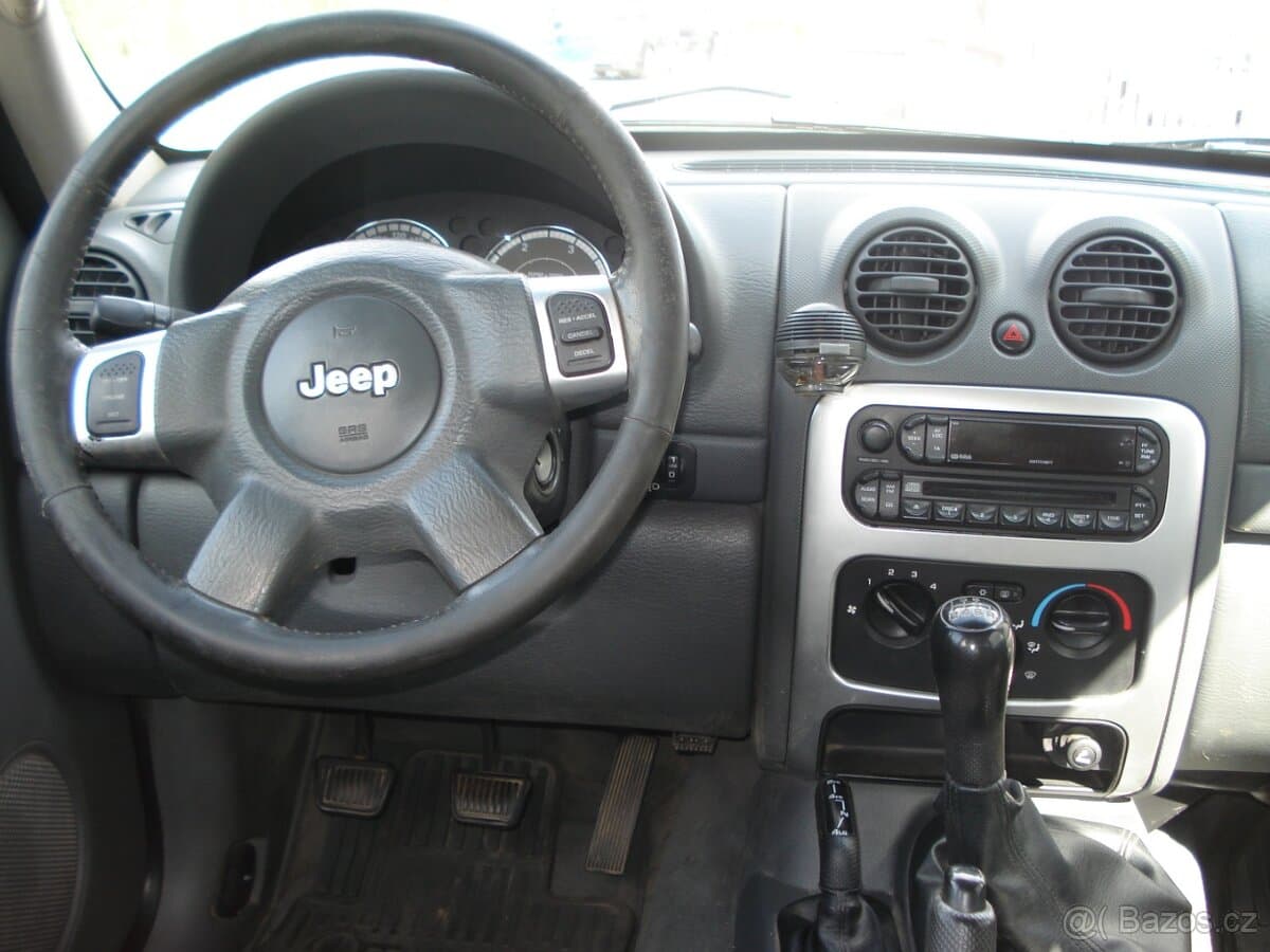 2005 Jeep CHEROKEE - 11