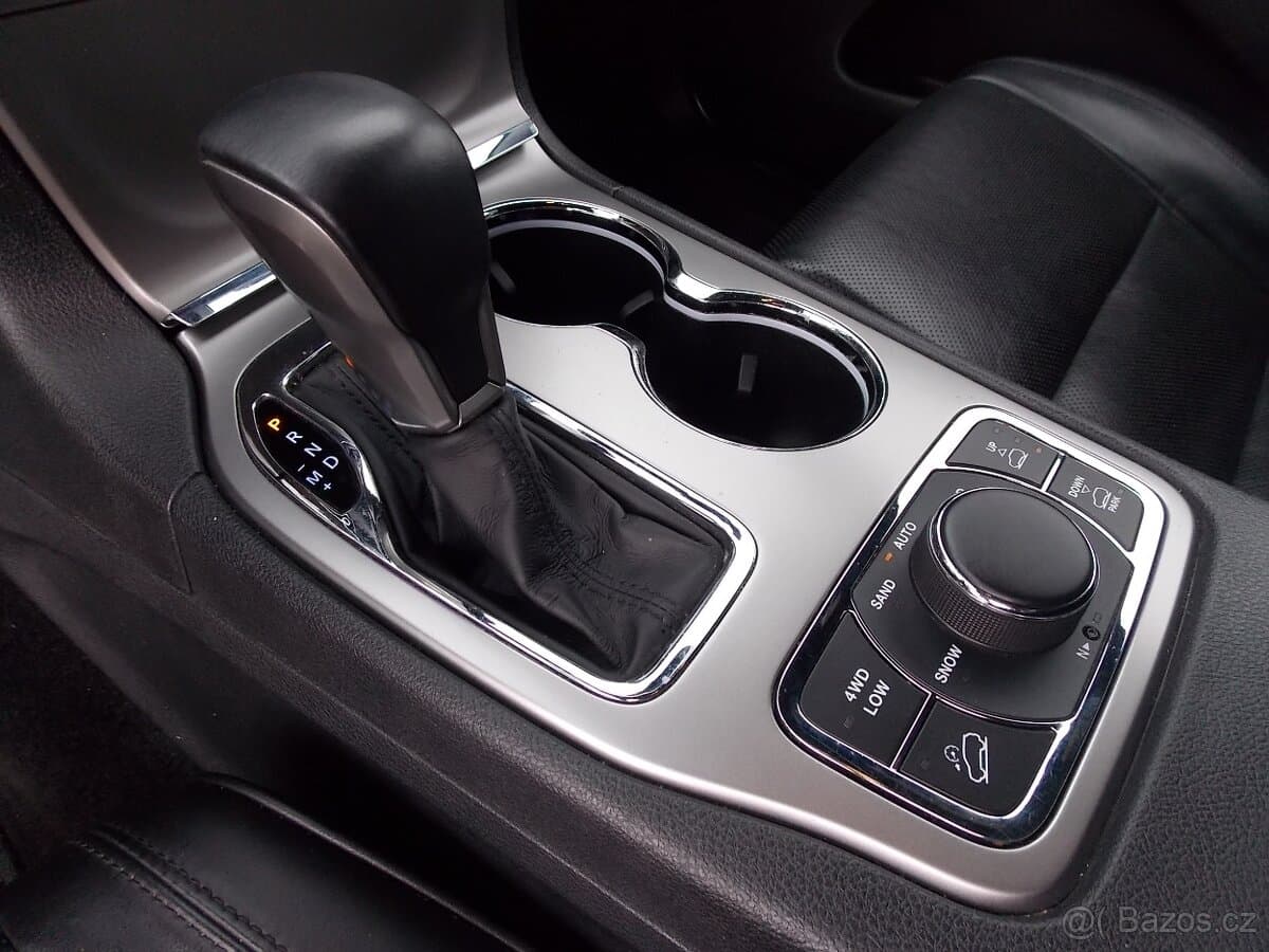 2018 Jeep CHEROKEE - 12