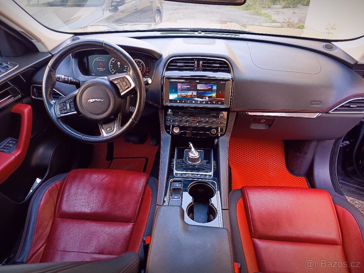 2016 Jaguar F-PACE - 12