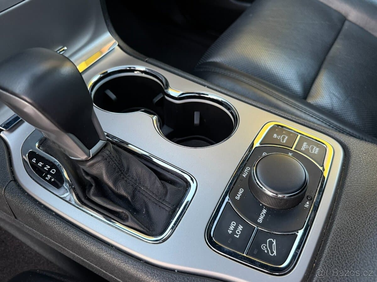 2019 Jeep CHEROKEE - 12