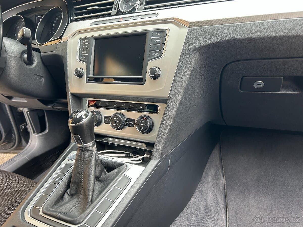 2015 Volkswagen PASSAT - 12