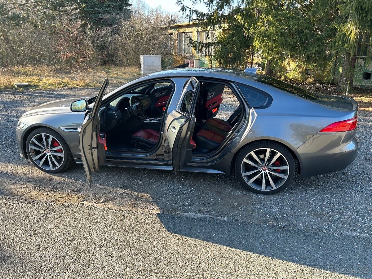 2016 Jaguar XF - 12