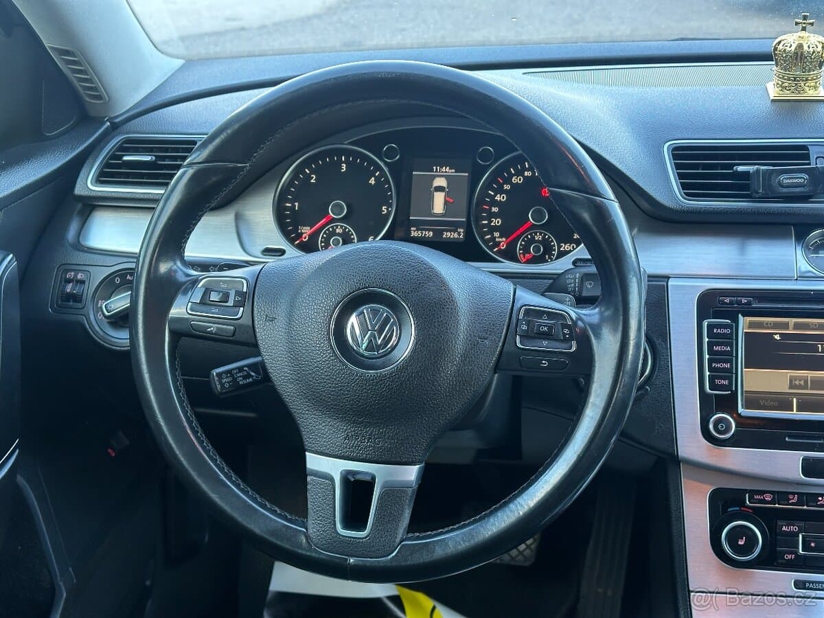 2011 Volkswagen PASSAT - 12