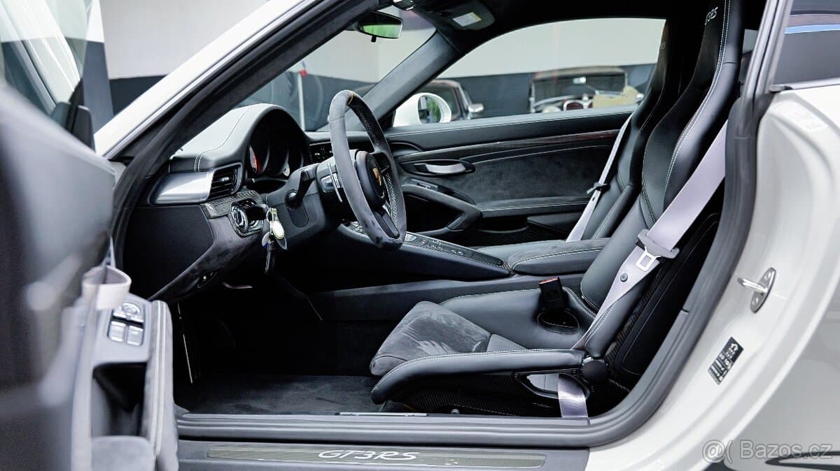 2018 Porsche 911 - 12