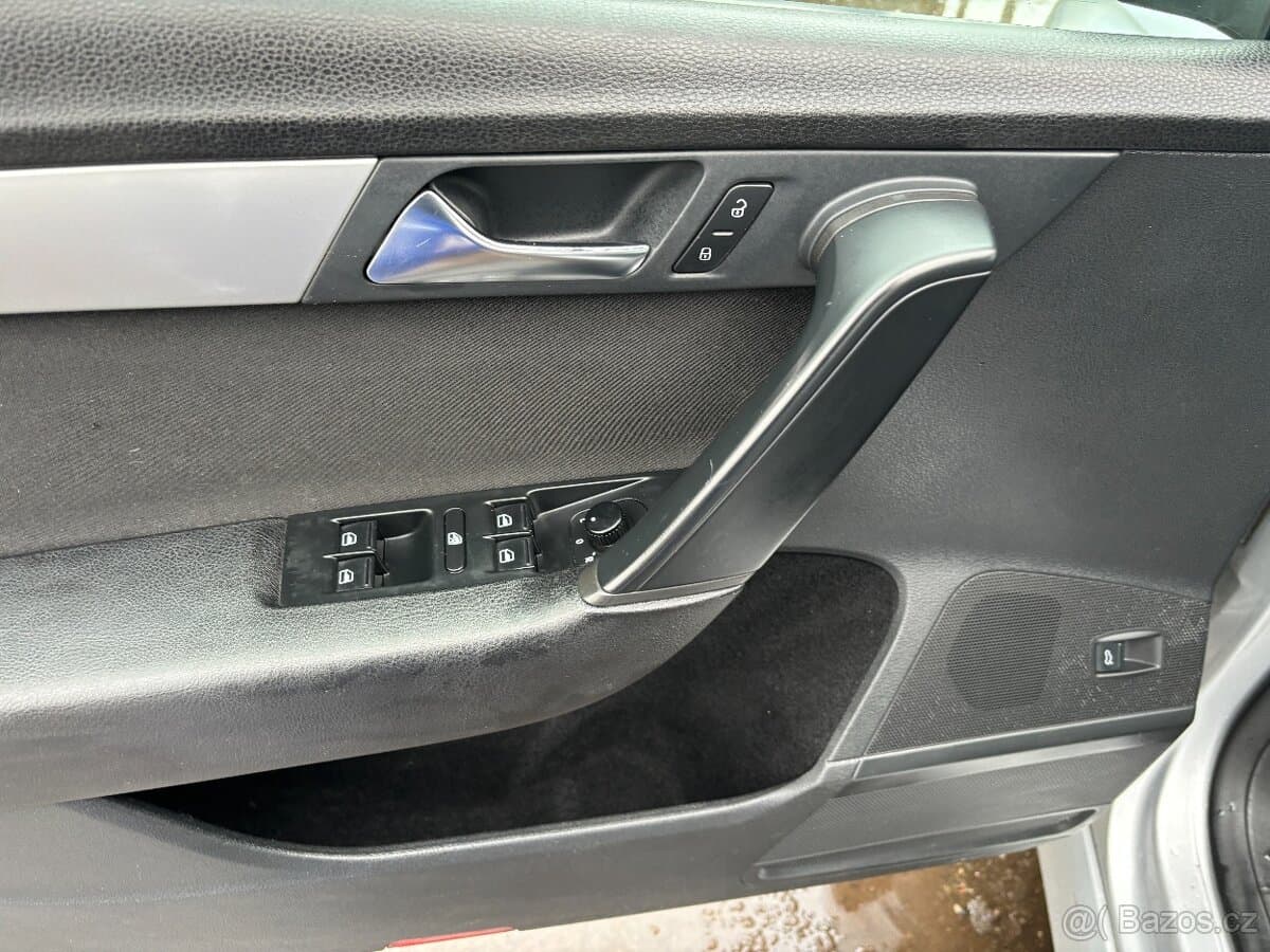 2010 Volkswagen PASSAT - 12