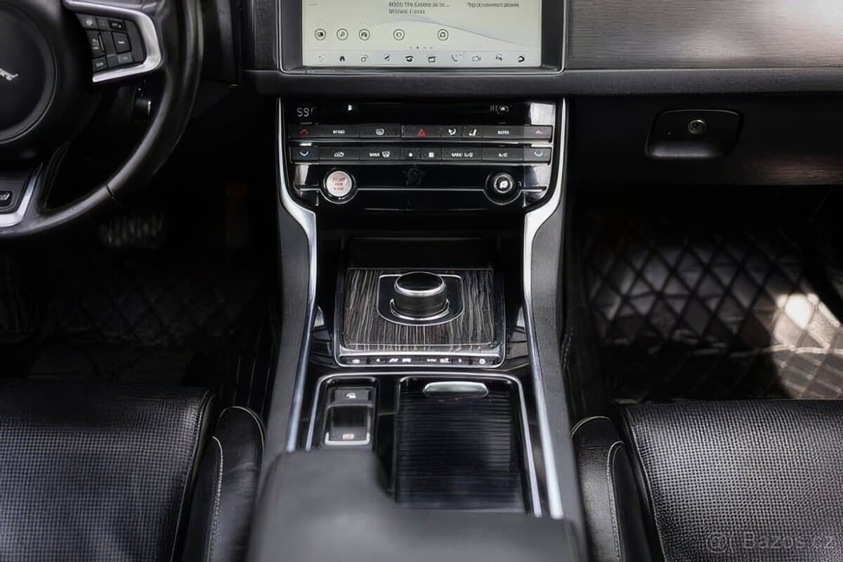 2018 Jaguar XF - 12