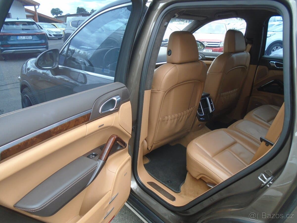 2011 Porsche CAYENNE - 12