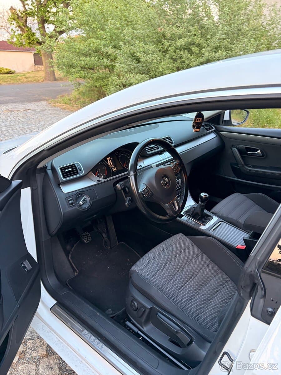 2011 Volkswagen PASSAT CC - 12