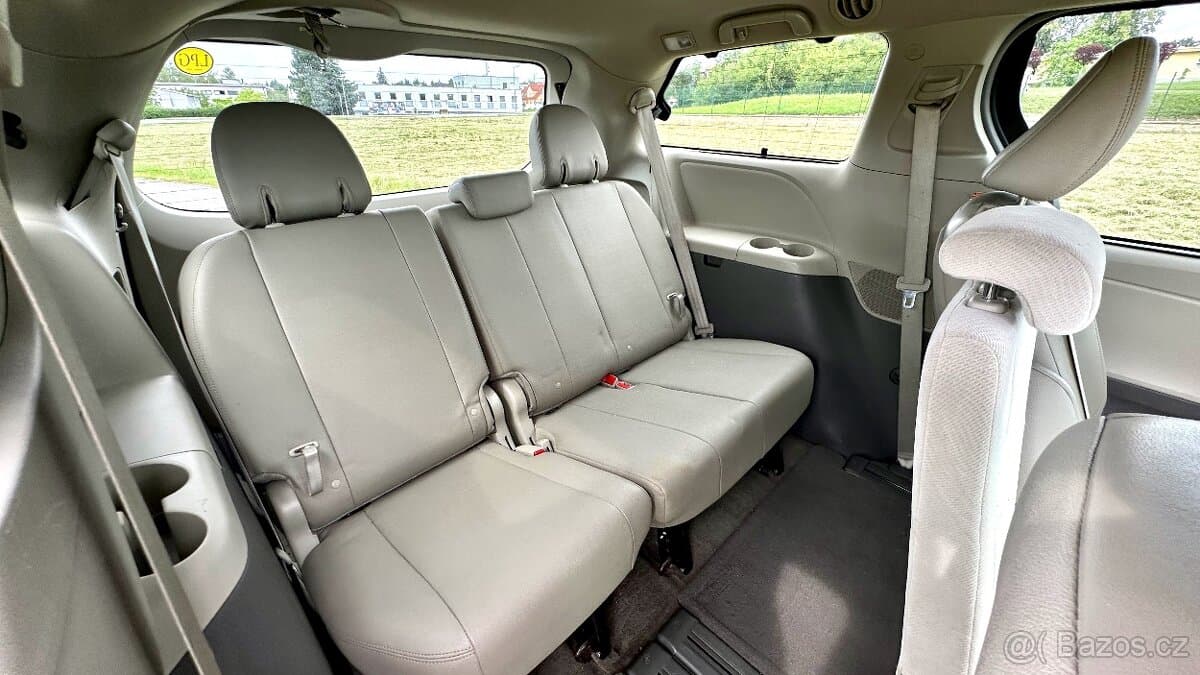 2016 Toyota SIENNA - 12