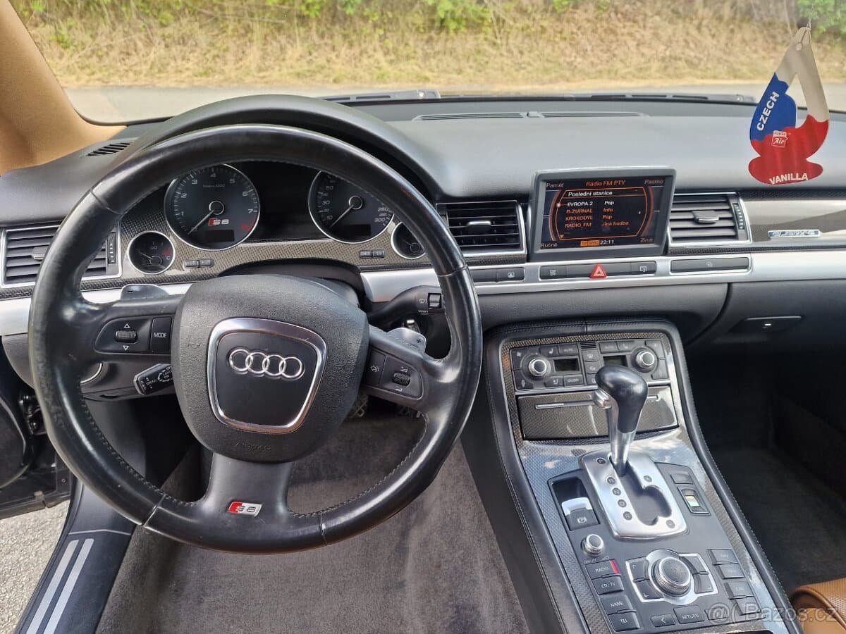2006 Audi S8 - 12