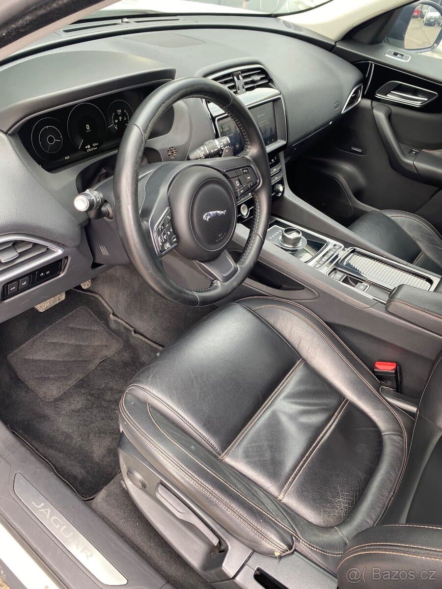 2018 Jaguar F-PACE - 12