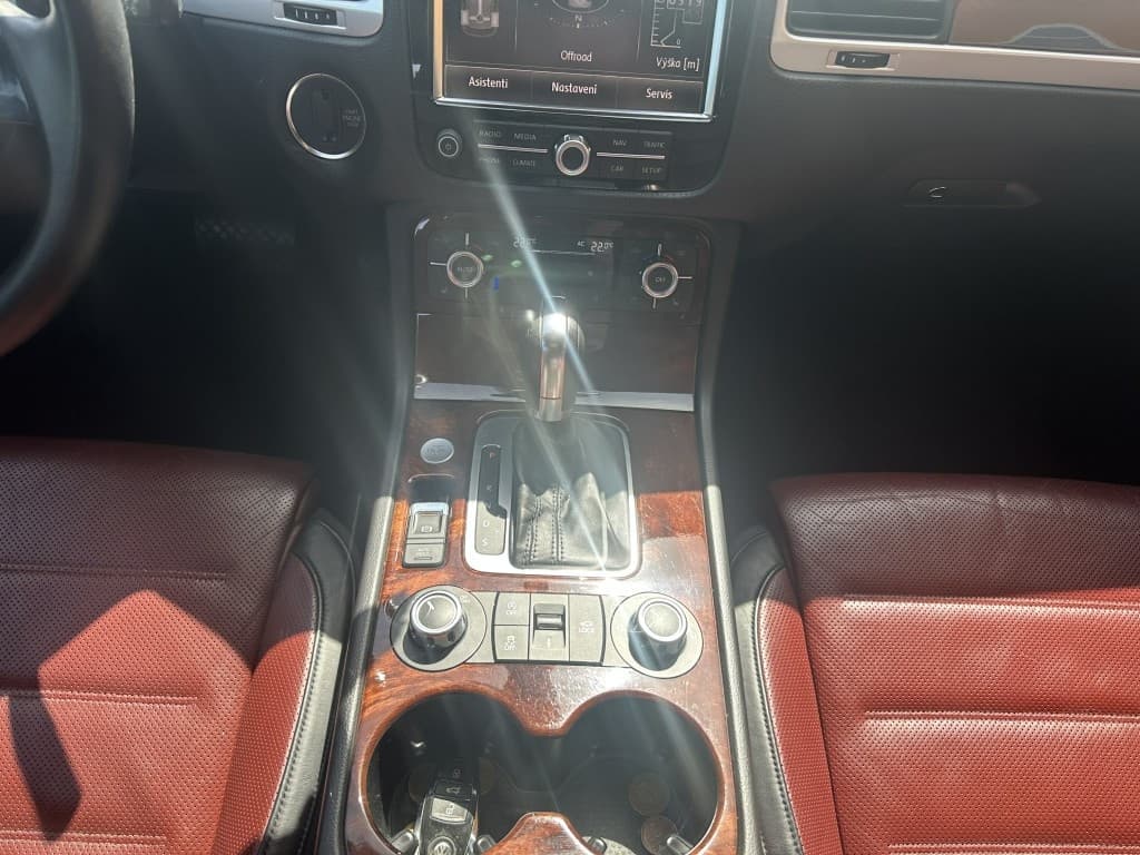 2012 Volkswagen TOUAREG - 12