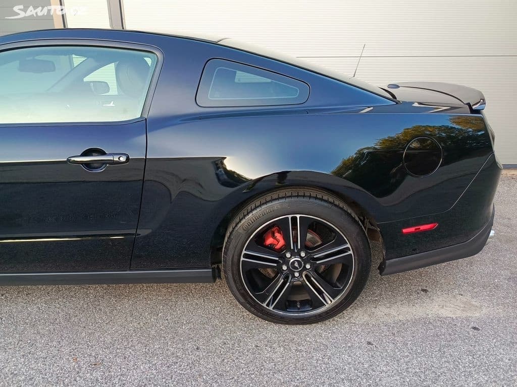 2011 Ford MUSTANG - 12