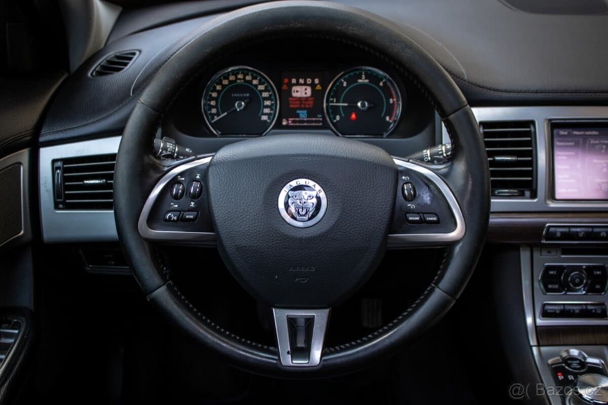 2011 Jaguar XF - 12