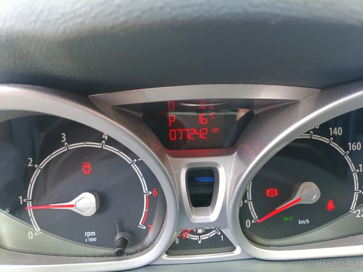2010 Ford FIESTA - 12