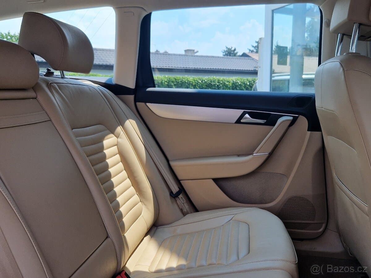 2012 Volkswagen PASSAT - 12