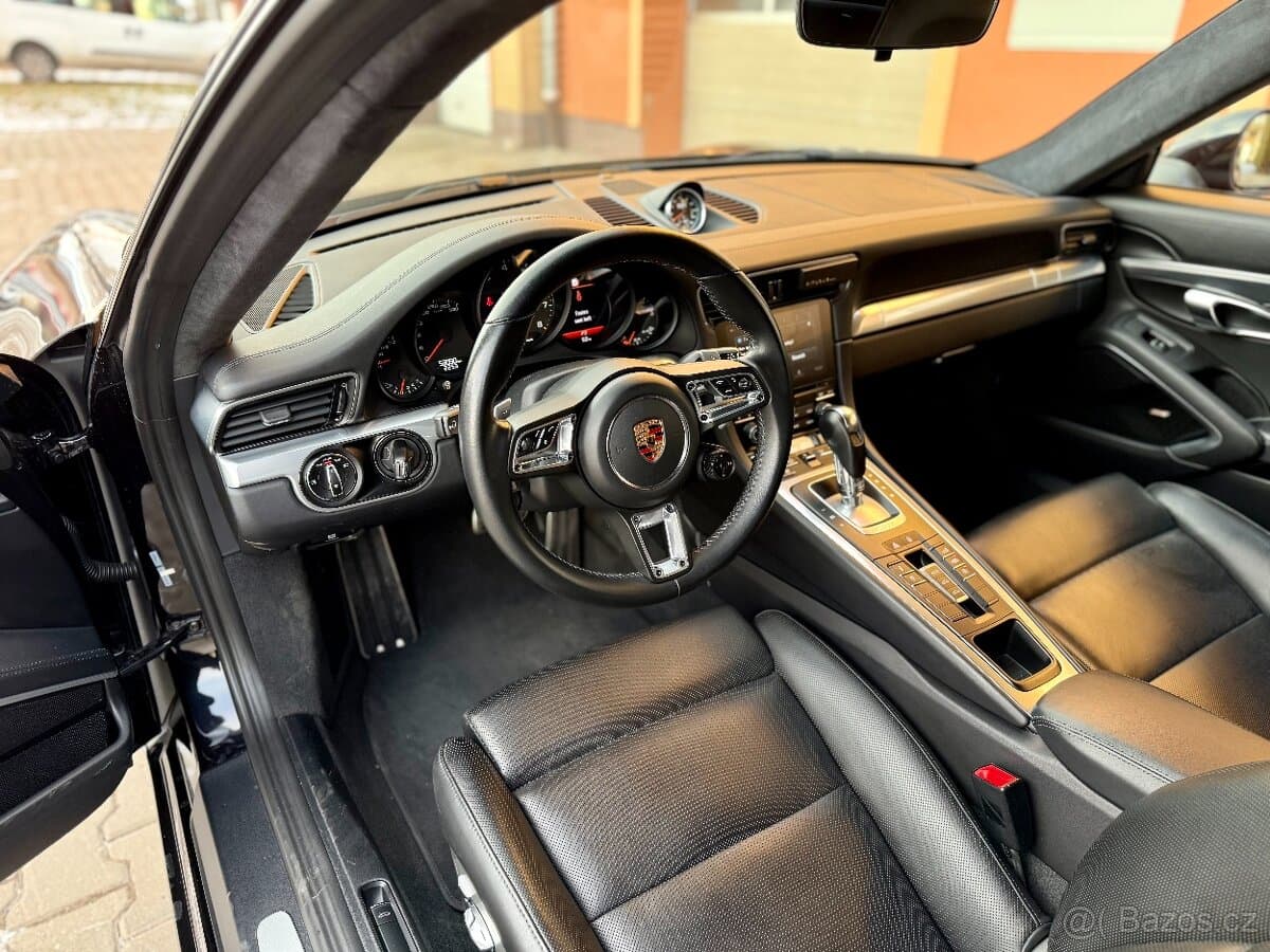 2018 Porsche 911 - 12