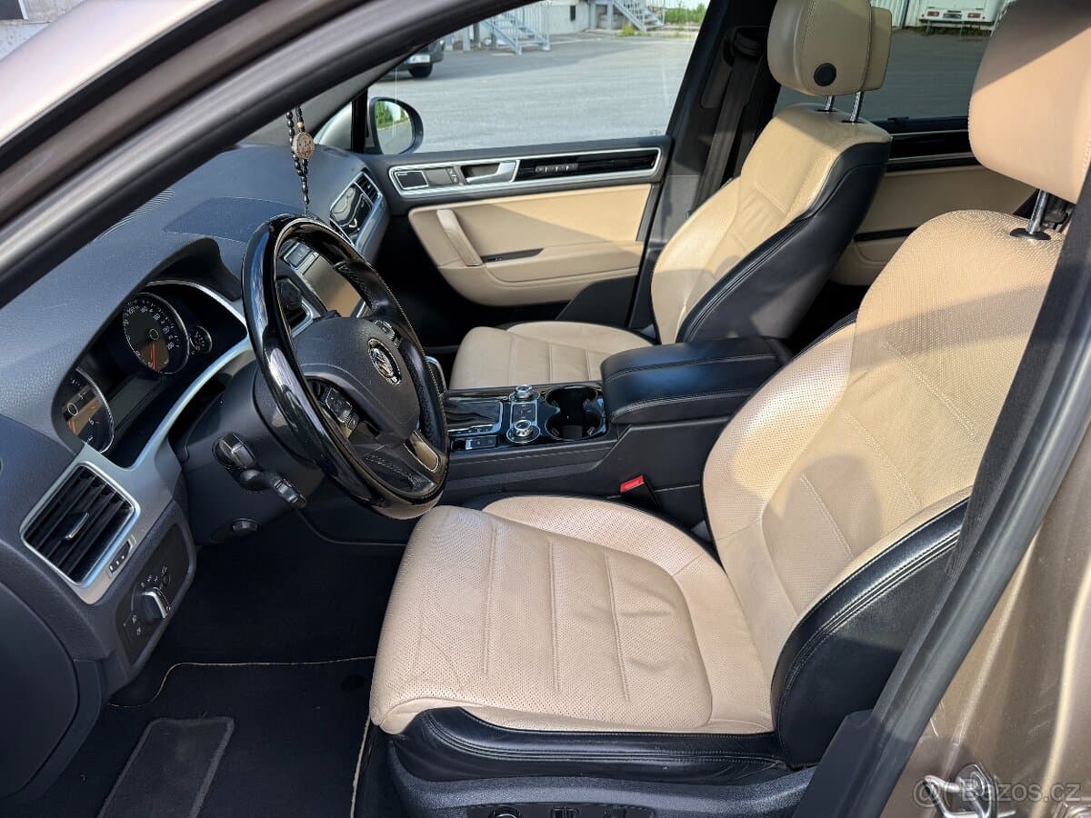 2015 Volkswagen TOUAREG - 12