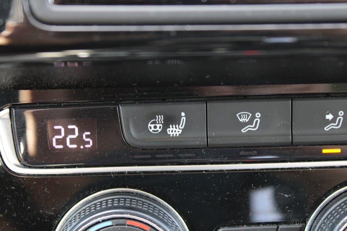 2015 Volkswagen PASSAT - 12