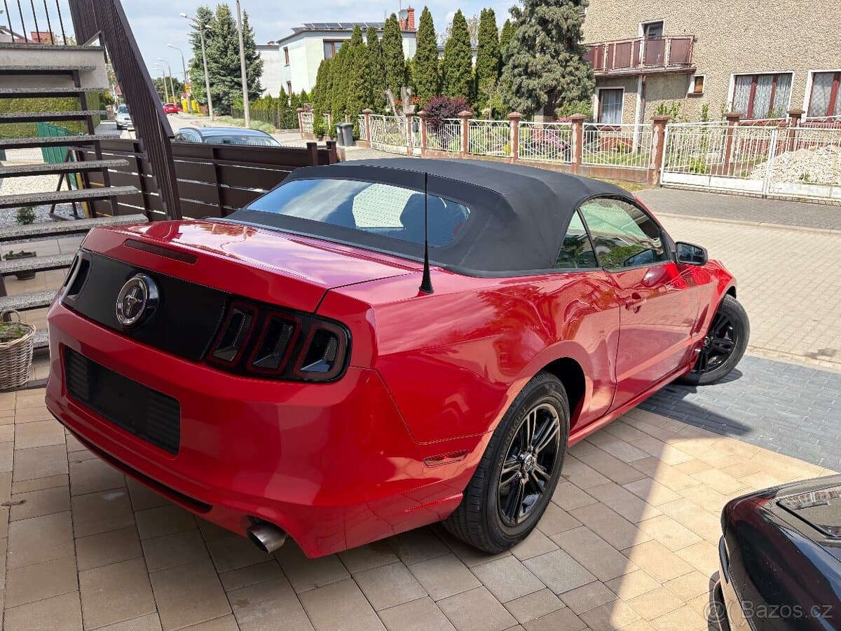 2013 Ford MUSTANG - 12