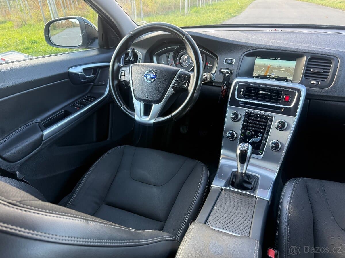 2015 Volvo V60 - 12