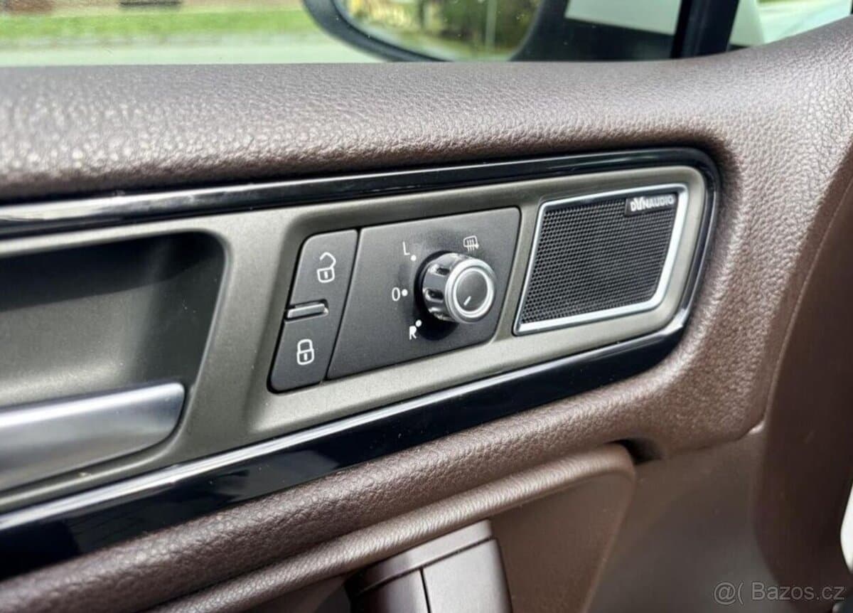 2011 Volkswagen TOUAREG - 12