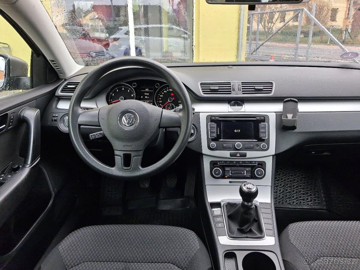 2011 Volkswagen PASSAT - 12