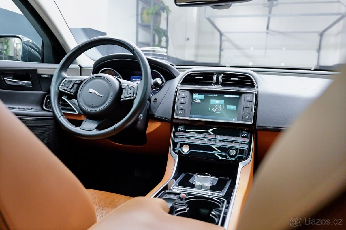 2016 Jaguar XE - 12