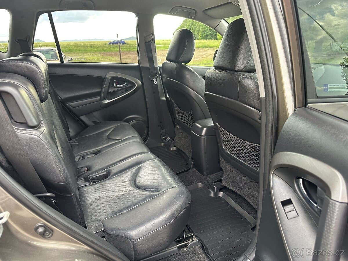 2011 Toyota RAV4 - 12
