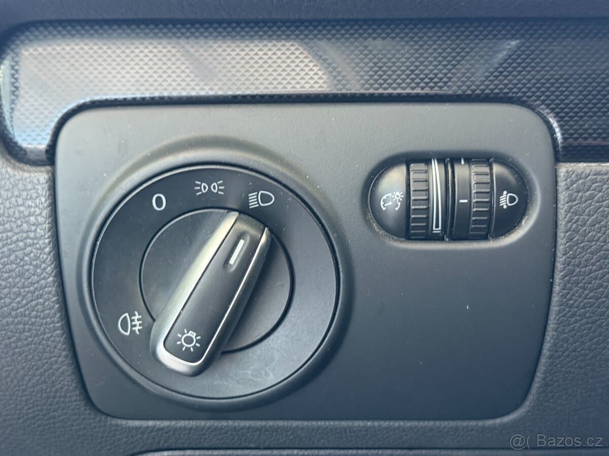 2011 Volkswagen GOLF - 12