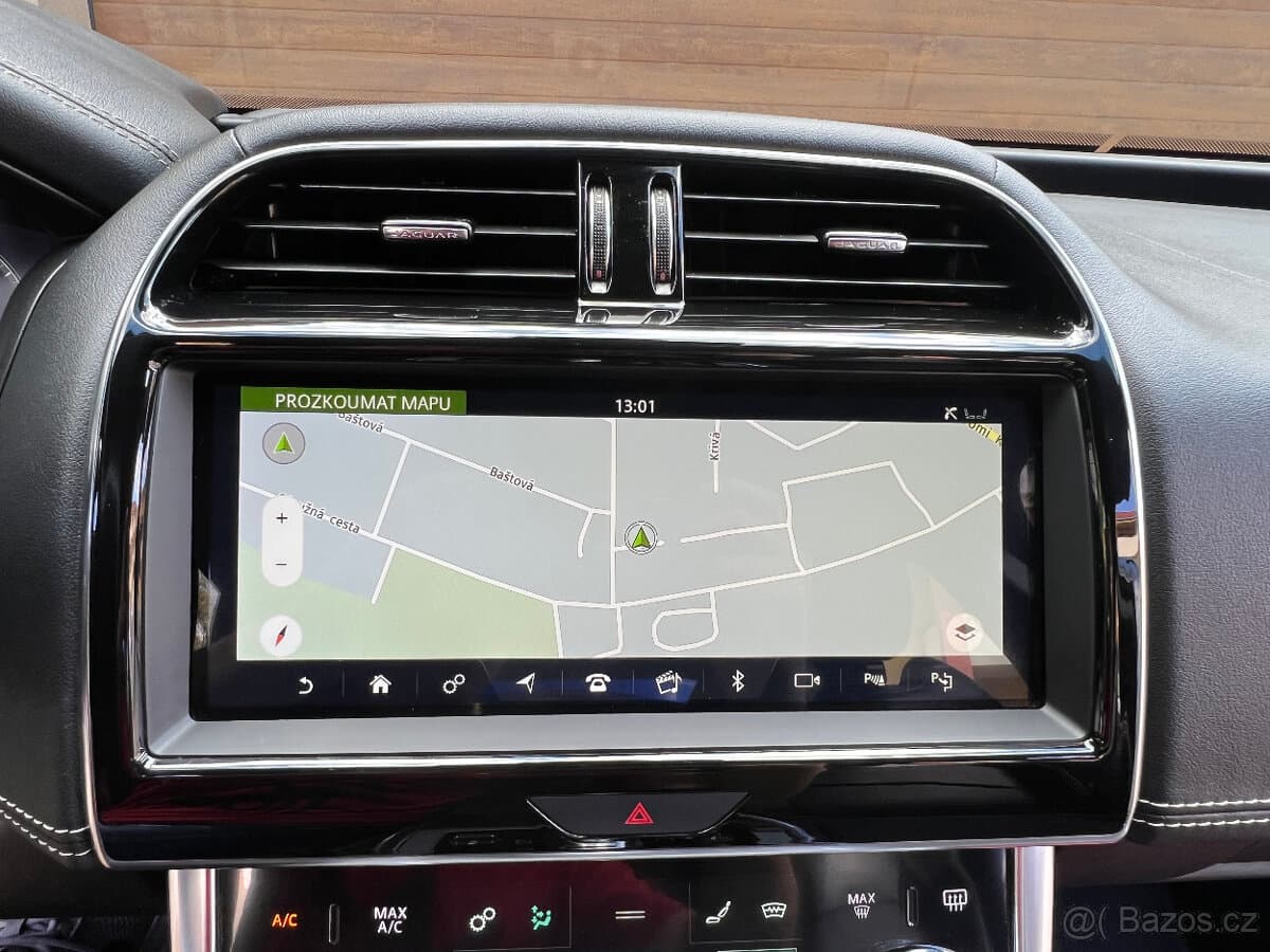 2019 Jaguar XE - 12