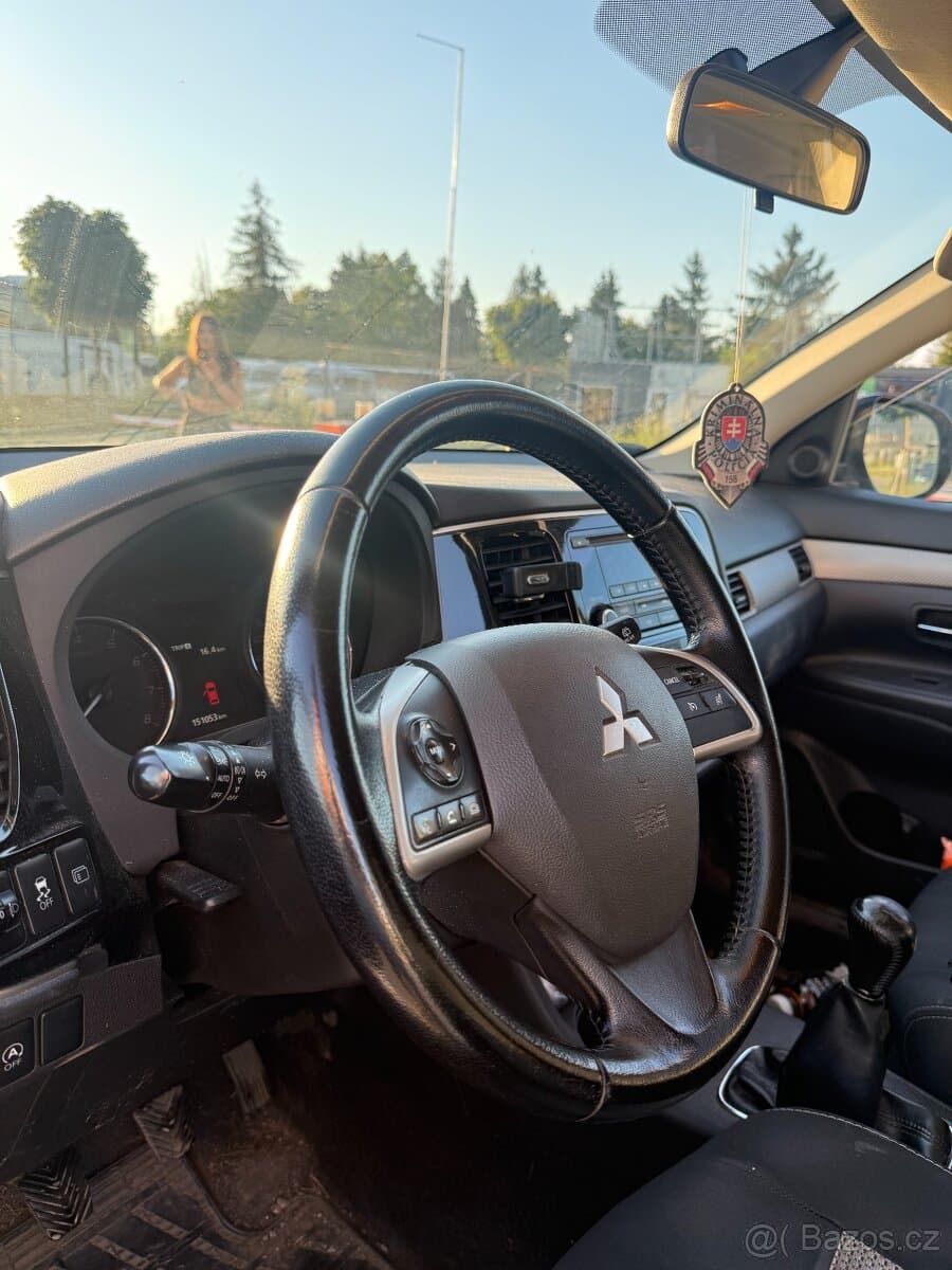 2015 Mitsubishi OUTLANDER - 12