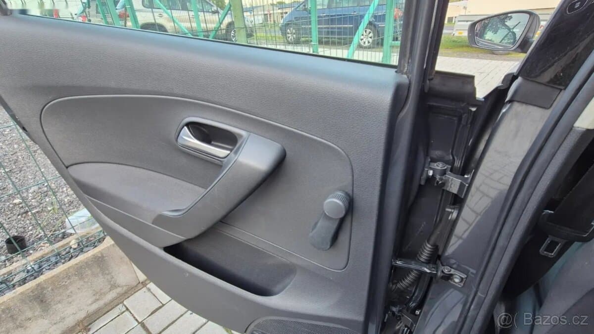 2012 Volkswagen POLO - 12