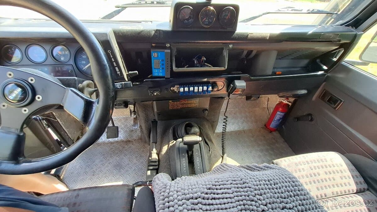 Land Rover DEFENDER - 12