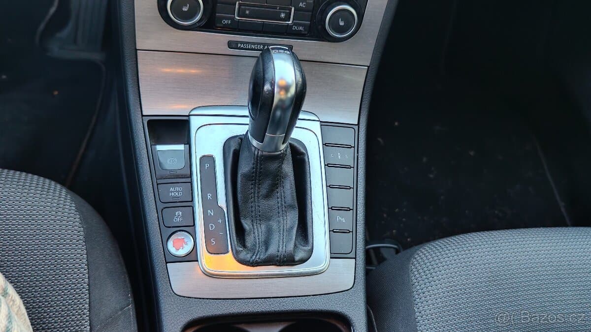 2011 Volkswagen PASSAT - 12