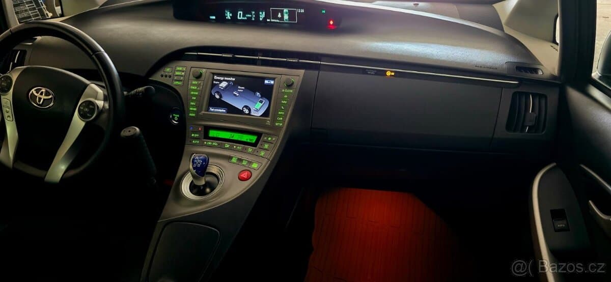 2015 Toyota PRIUS - 12
